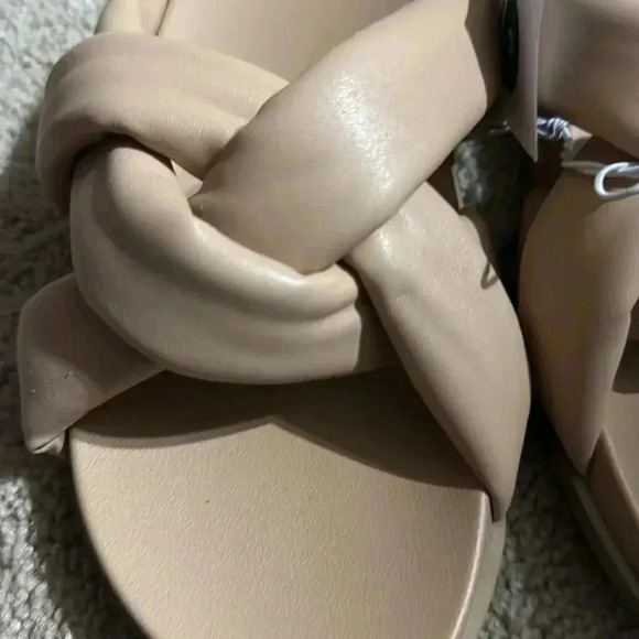 Universal Thread beige slides size 9 NWT - Picture 2 of 3